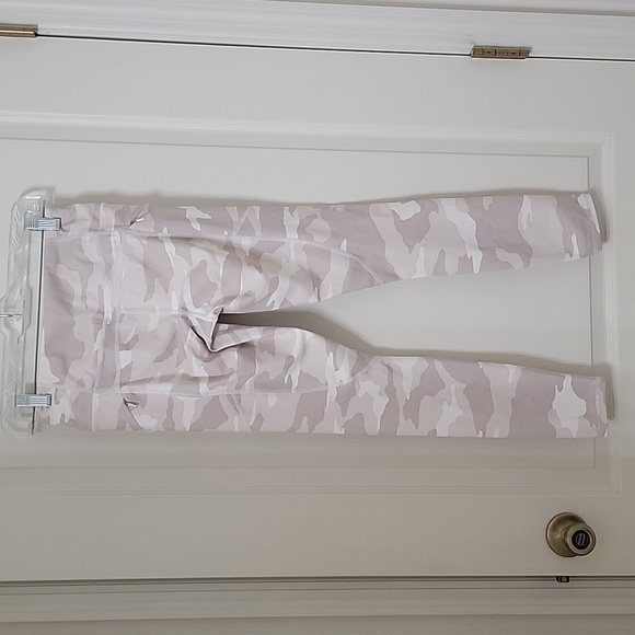 Athleta Size XS Cream/Ivory/Beige Camo Leggings, Zipper Pockets, EUC - Picture 3 of 16